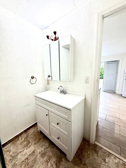 Building Photo - 925 SW 94th Ave