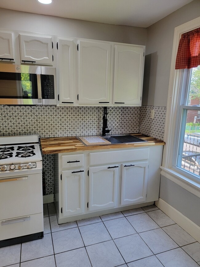 Building Photo - 2418 State St