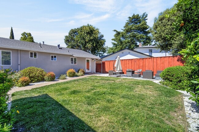 Building Photo - 2018 Redbush Terrace