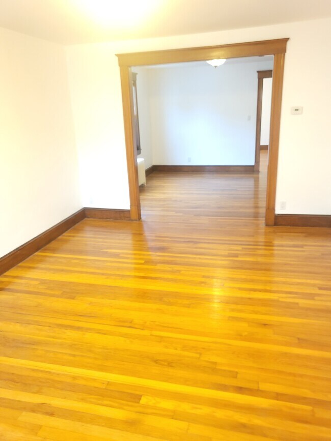Building Photo - 11 Willow Park