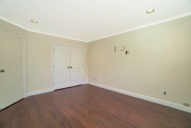 Building Photo - 16 Club Dr S