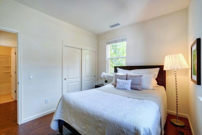 Building Photo - SAN JOSE - Well Maintained Tri-Level 2/2.5 Townhouse