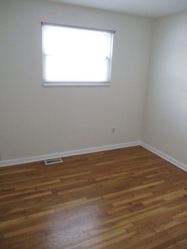 Building Photo - 3 Bedroom/1.5 Bath Brick Ranch In Miamisburg