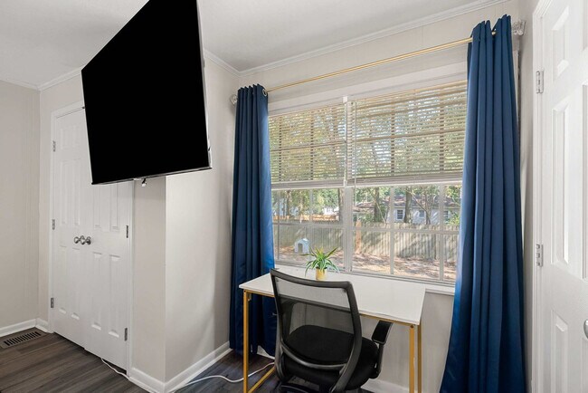 Building Photo - 1707 1st Terrace