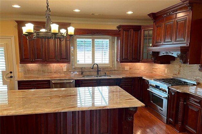 Building Photo - 330 Knollcrest Ct