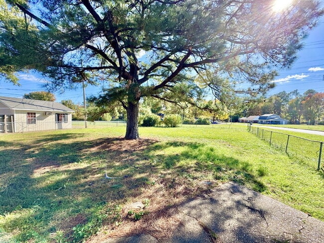 Building Photo - 5502 Santa Monica St
