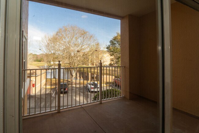 Building Photo - 3/2 Apartment with Garage