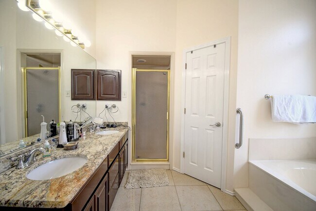 Building Photo - 719 Oak Hollow Dr