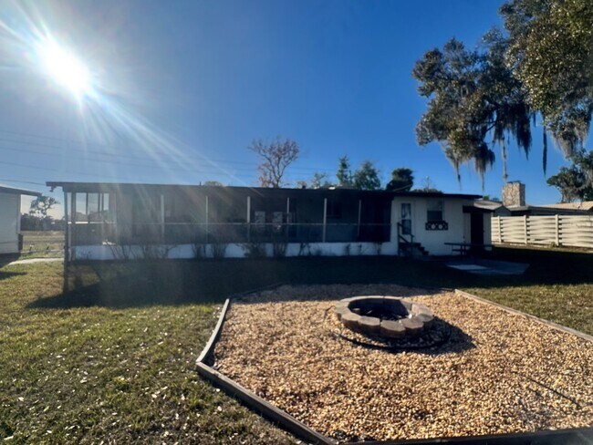 Building Photo - 734 Memorial Dr