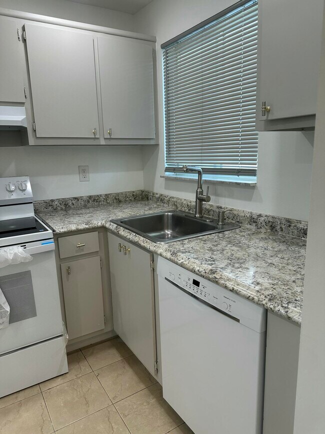 Building Photo - 8130 Sunrise Lakes Blvd