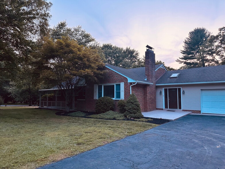 Primary Photo - 721 Featherbed Ln