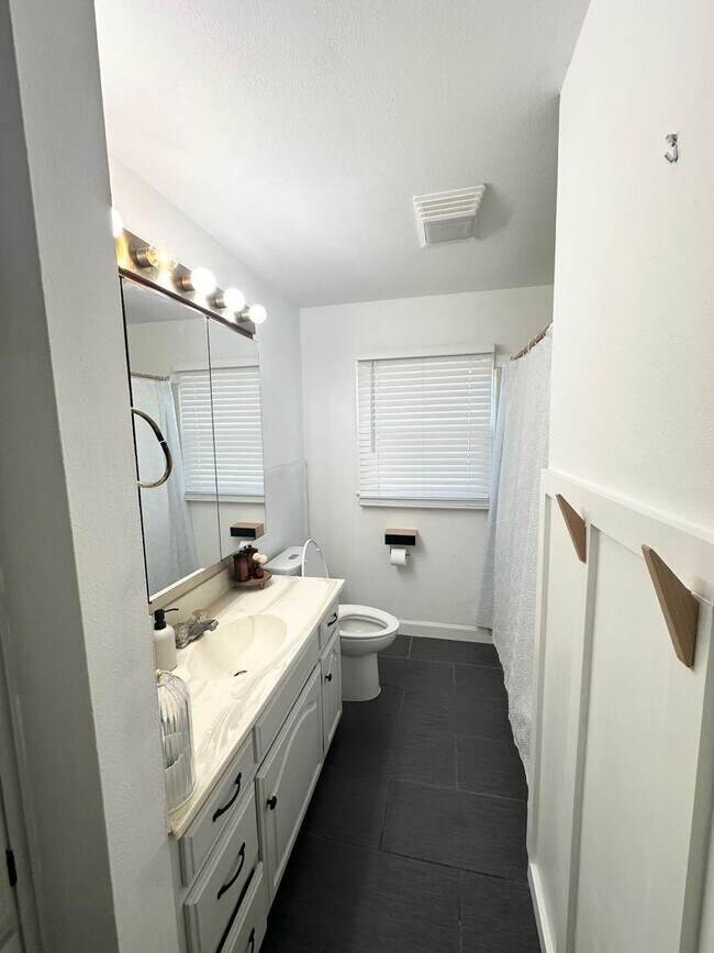 Building Photo - 3 Bed 1.5 Bath Ready to Rent ASAP!