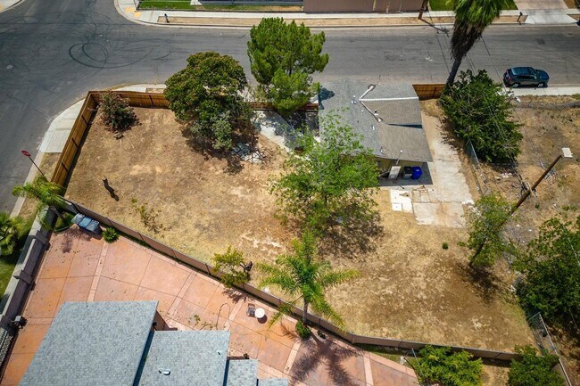 Building Photo - CUSD Home, 3BR/1BA, Modern Updates - Built...