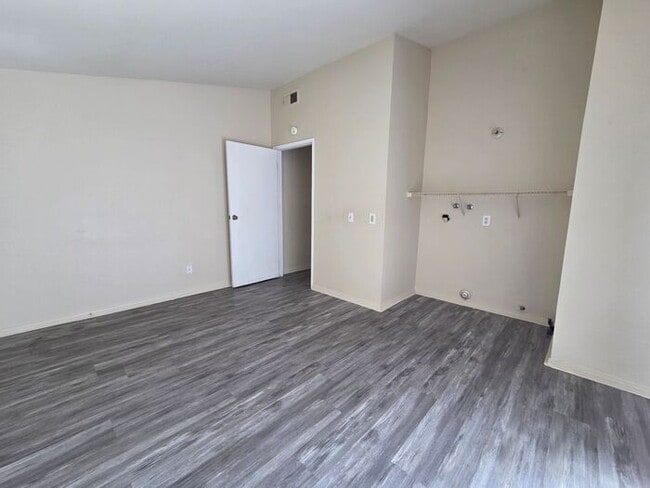 Building Photo - Newly available