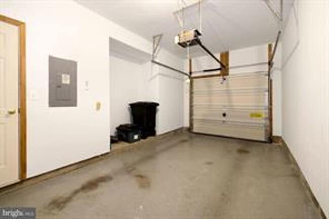 Building Photo - 2 LEVEL CONDO WITH 1 CAR GARAGE, DEN/LOFT ON THE BEDROOM LEVEL, VERY OPEN FLOOR