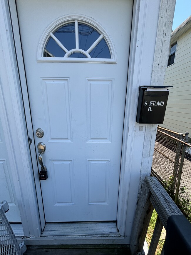 Building Photo - 8 Jetland Pl