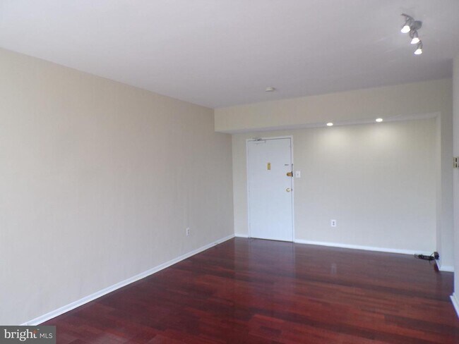 Building Photo - 4390 Lorcom Ln