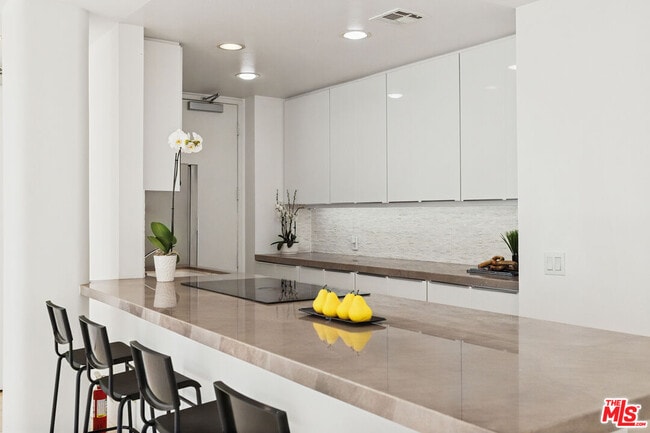 Building Photo - 10747 Wilshire Blvd