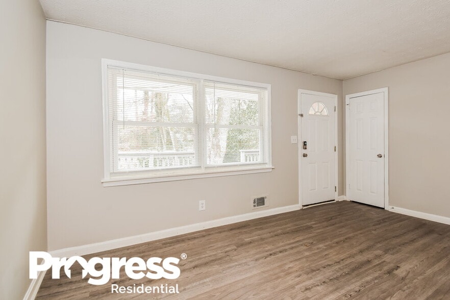 Building Photo - 643 Milford Dr SW