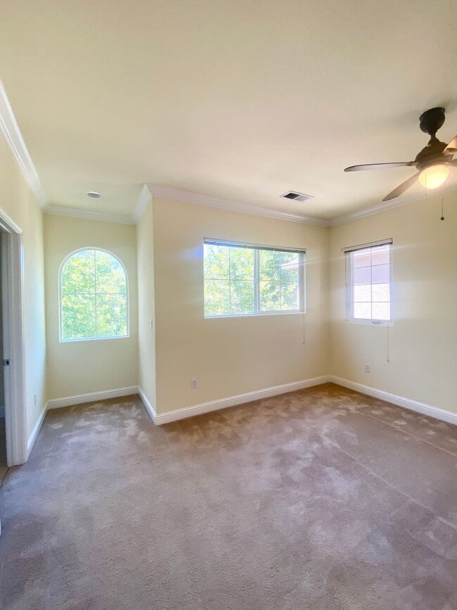 Building Photo - West Davis 5 Bedroom Home