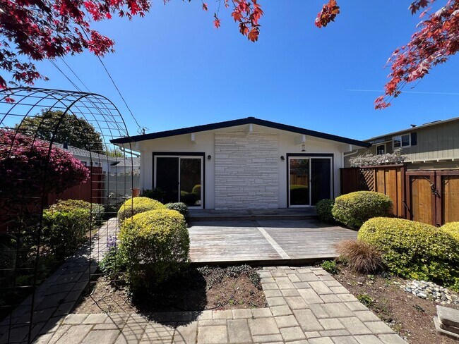 Building Photo - Charming 2BR/2BA Home Just Minutes from the Beach – Fully Landscaped, Spacious & Private