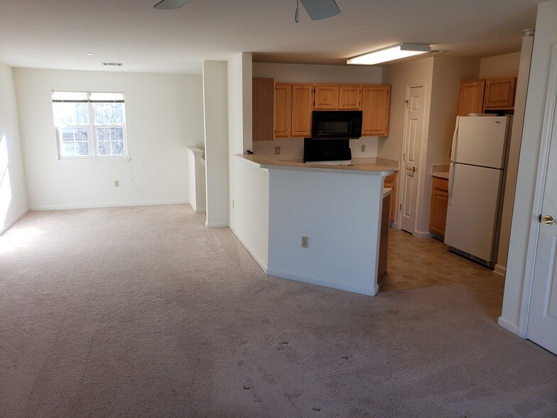 Building Photo - 140 Cardinal Ln