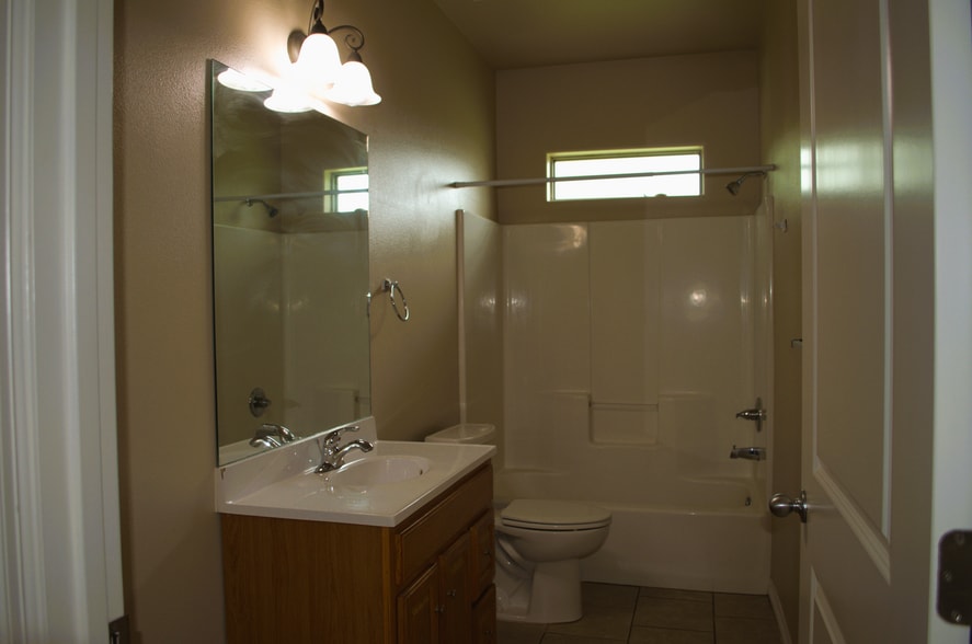 Bath - 2321 Port Neches Ave