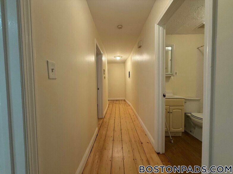 Building Photo - 64 Pleasant St