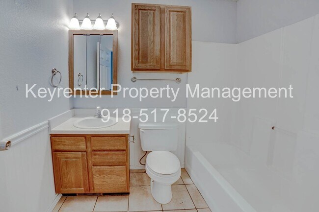 Building Photo - Beautiful 3 Bedroom, 2.5 Bath Condo in Canterbury!
