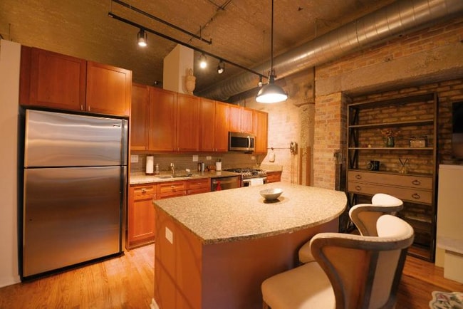 Building Photo - 900 N Kingsbury St