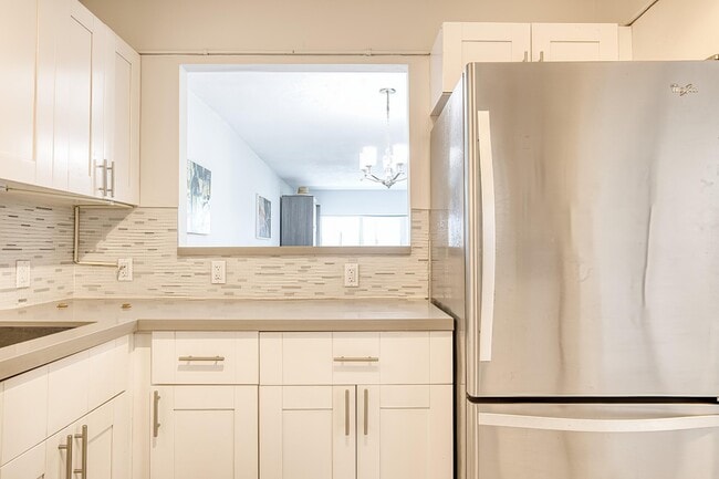 Building Photo - 2950 N Palm Aire Dr