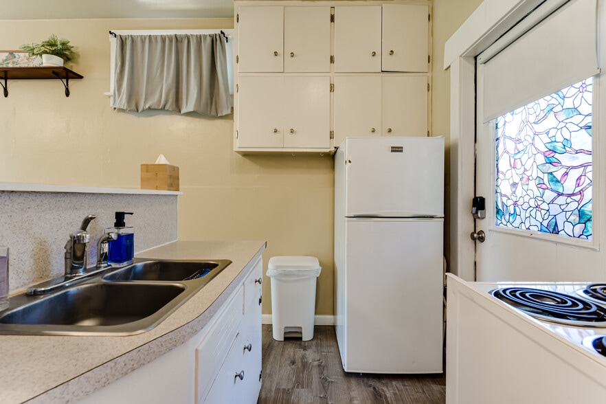 Building Photo - 729 E 18th Aly