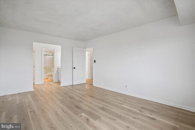 Building Photo - 3800 Powell Ln