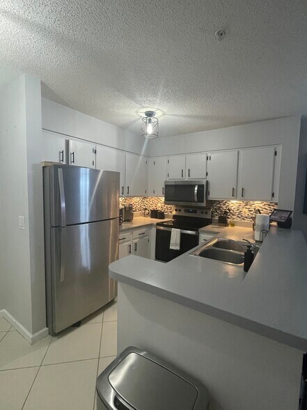 Building Photo - 2400 Feather Sound Dr
