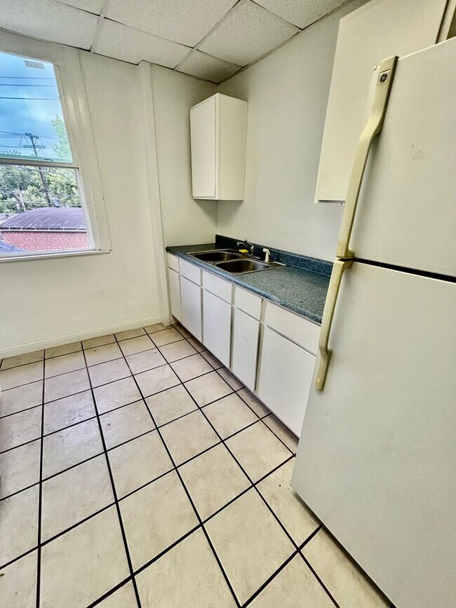 Building Photo - For Rent: Downtown 1 Bedroom Apartment – $850/month