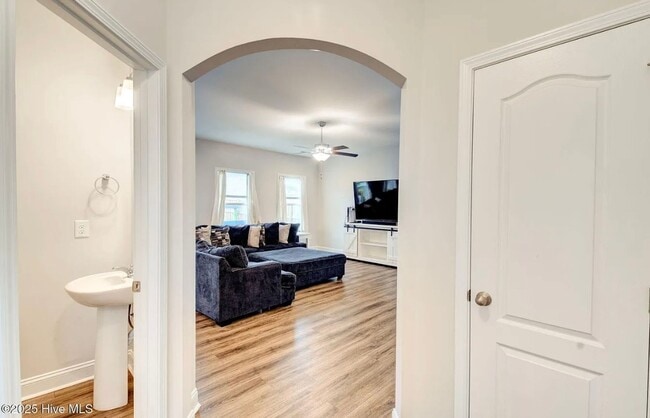 Building Photo - ***Special Offer*** Single Family Home in Desirable Neighborhood