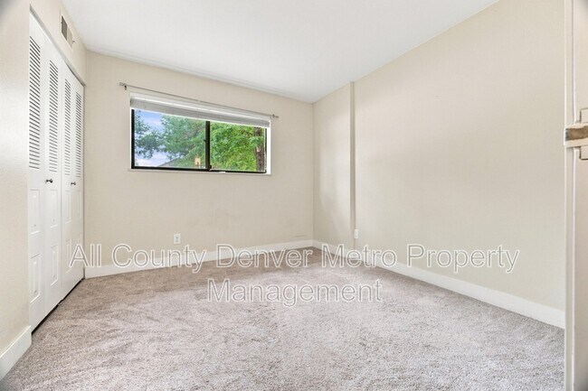 Building Photo - 433 Wright St