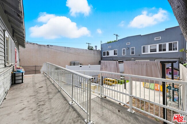 Building Photo - 522 W Vernon Ave