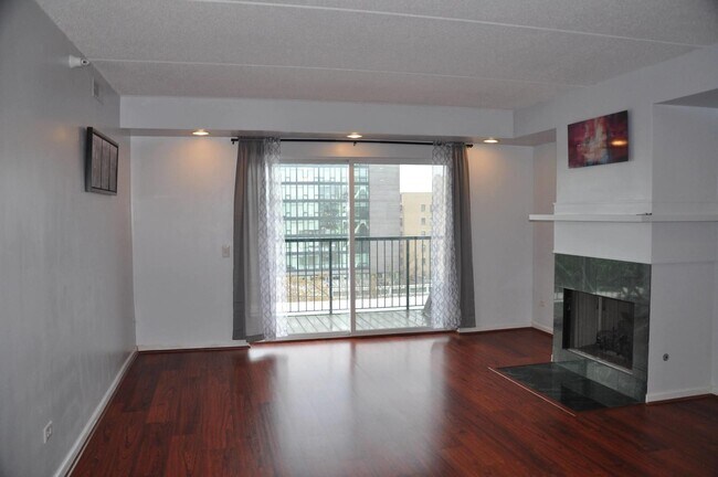 Building Photo - 811 Chicago Ave