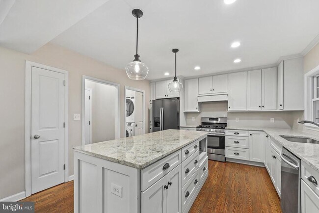 Building Photo - 2722 Woodley Pl