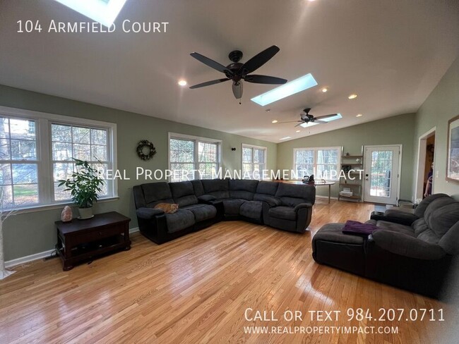 Building Photo - 4 Bedroom 2.5 Bath located in Wooded Cul d...