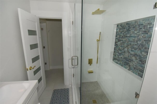 Building Photo - 2450 Hawthorne St