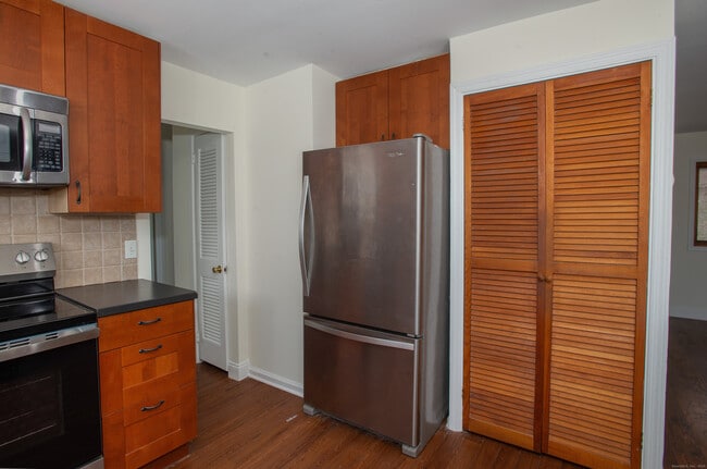 Building Photo - 180 Peaceable Ridge Rd