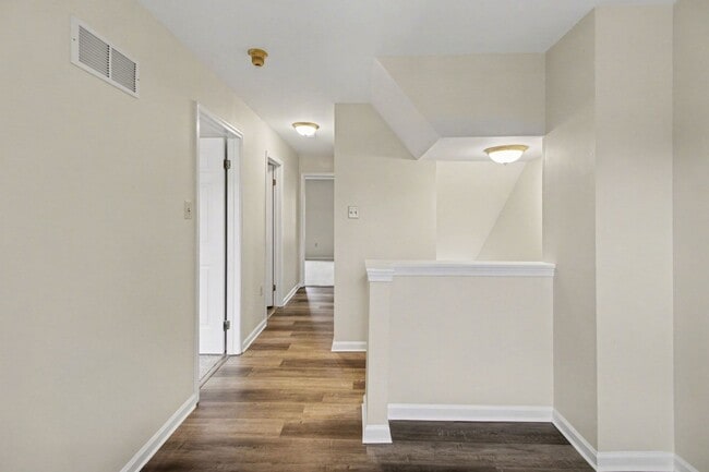 Building Photo - Beautiful Spacious Townhome
