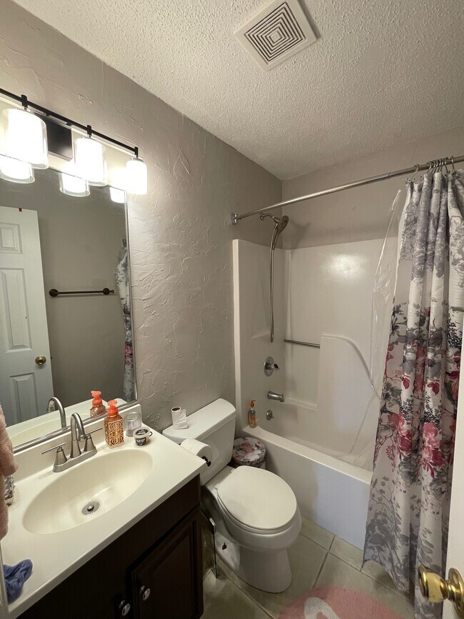 Building Photo - 2026 Silverbrook Dr