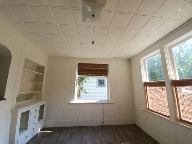 Building Photo - 509 N Forest St