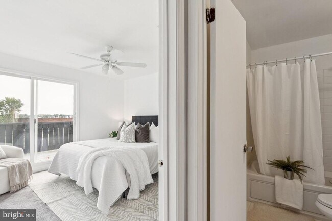 Building Photo - Great Townhouse w/ 2 Bedrooms, 1.5 Baths, ...