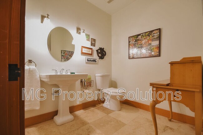 Building Photo - 7079 Lucas Valley Rd