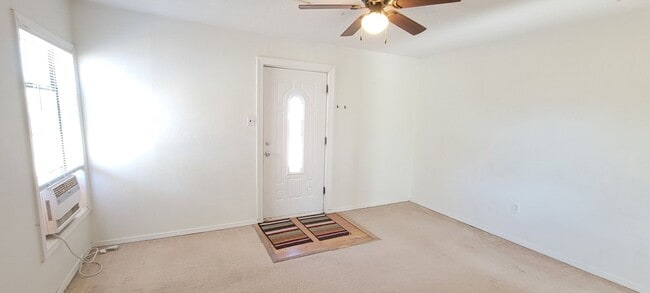 Building Photo - HOME LOCATED NEAR COLLEGE