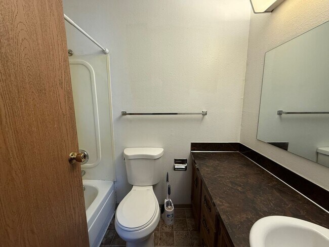 Building Photo - 925 Gellatly St